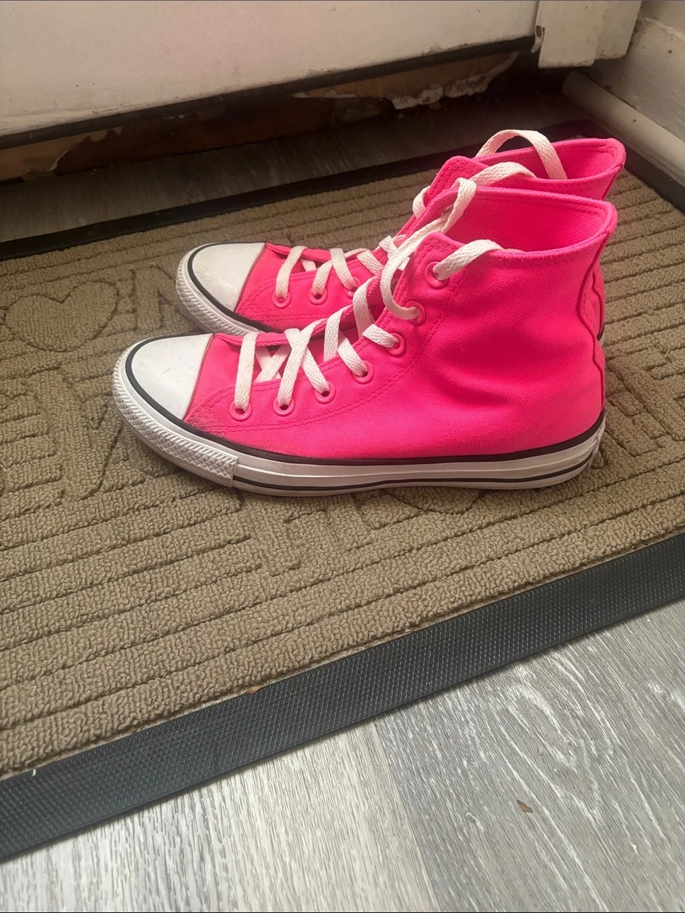 Converse Unisex Neon Pink High Tops Men’s 6 Women’s 8 - Picture 4 of 8